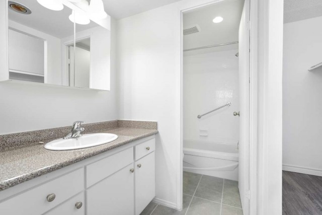 Pointe-Claire Apartment 3 b. $2,625/month. Apartment for rent in Pointe-Claire