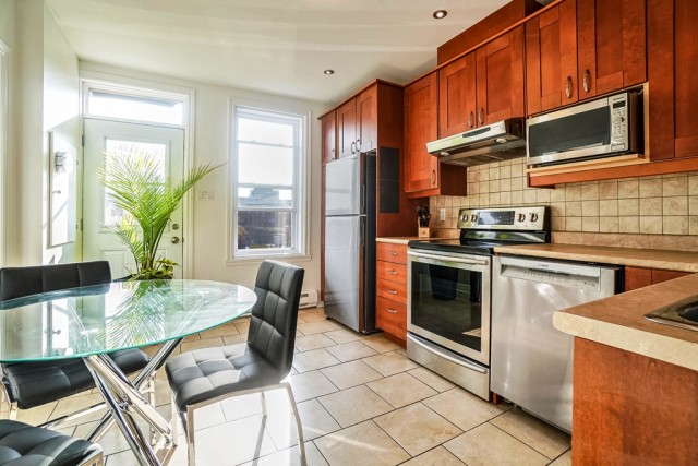Ville-Emard and Cote-St-Paul  2 b. $80/day. Apartment for rent in Ville-Emard and Cote-St-Paul