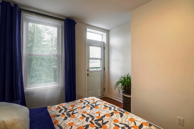 Ville-Emard and Cote-St-Paul  2 b. $80/day. Apartment for rent in Ville-Emard and Cote-St-Paul