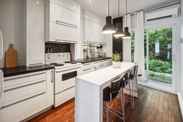 Quartier latin and south-central  1 b. $67/day. Apartment for rent in Quartier latin and south-central