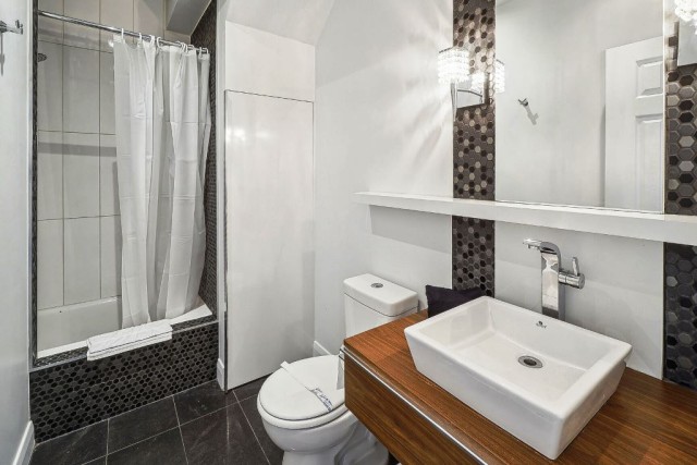 Quartier latin and south-central  1 b. $67/day. Apartment for rent in Quartier latin and south-central